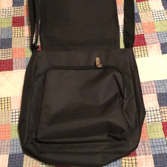 Skull crossbody Messenger bag! New - Picture 2 of 3